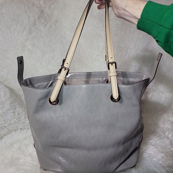 Authentic  Micheal kors purse, light grey patent leather straps like new! - Picture 10 of 14